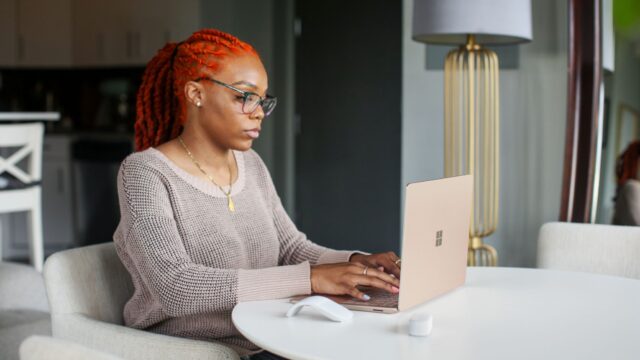 Woman-at-computer-with-red-hair